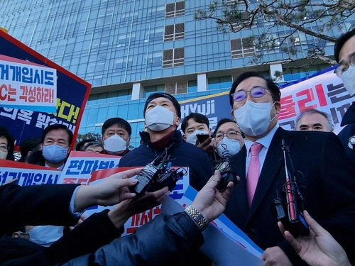 MBC가 윤석열 대선 후보 부인 김건희 씨의 7시간 통화 녹음 내용을 보도할 것이라고 예고한 가운데 14일 오전 국민의힘 김기현 원내대표 등 원내지도부가 MBC를 항의 방문하고 있다.  연합뉴스